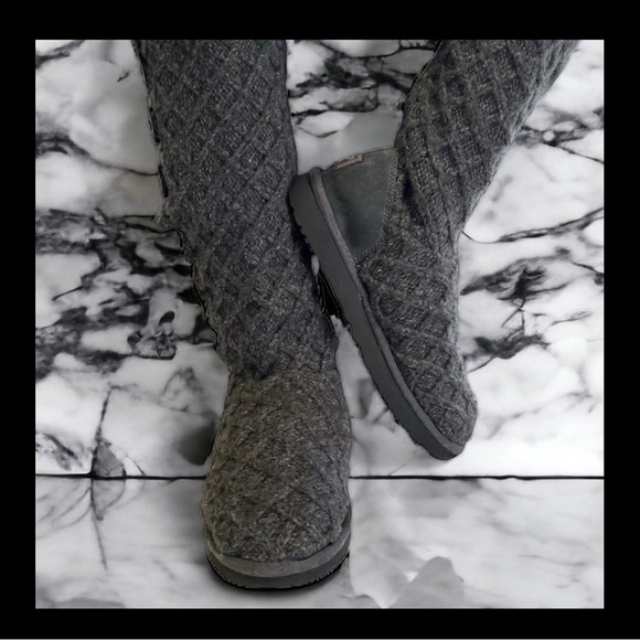 Tall UGG gray three button waffle knit boots Fold up or down worn tall or short - Picture 11 of 17